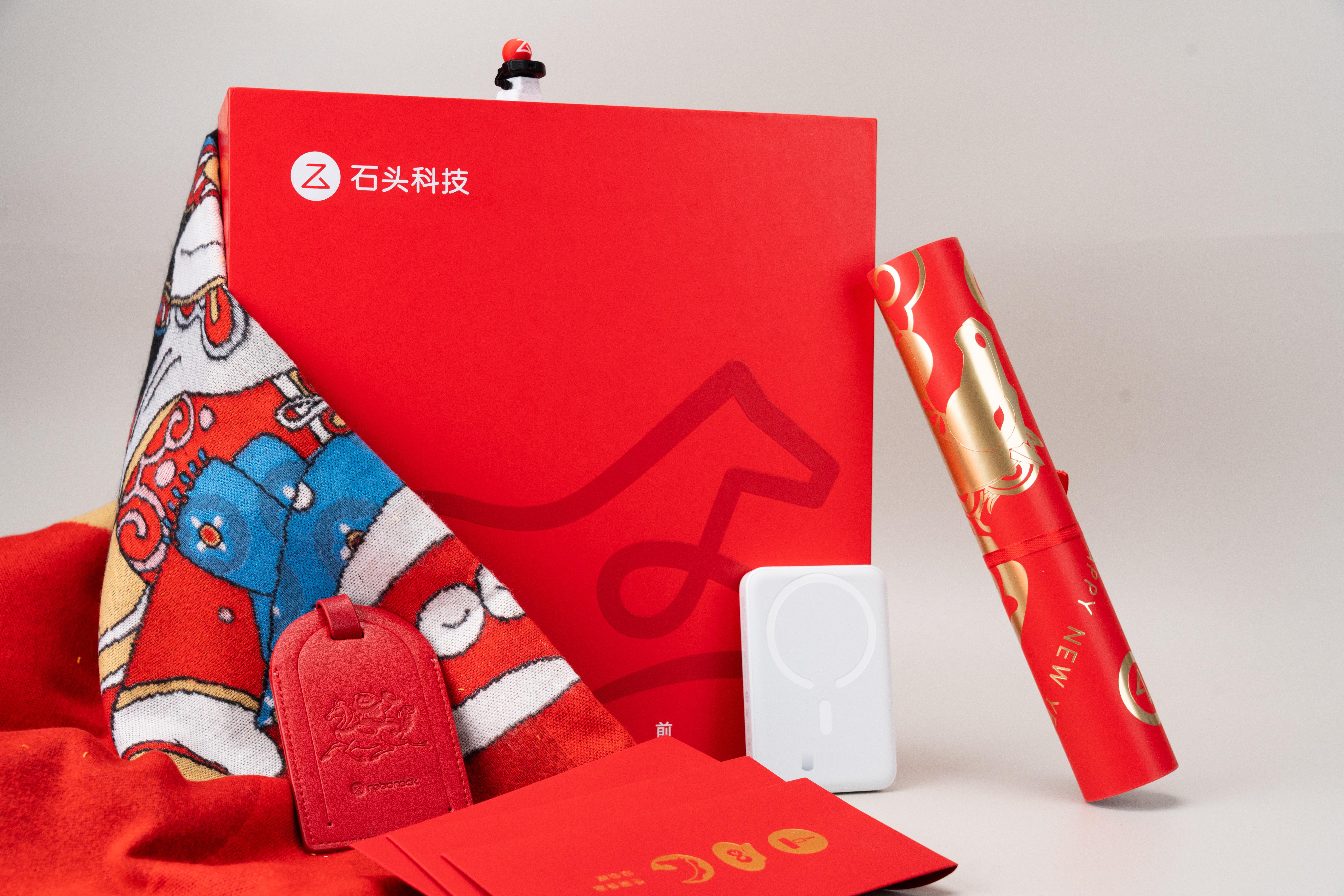 开工第一天发现遗漏的新春礼盒！！感谢石头送来的新春礼盒哈哈哈这份喜悦必须给给大伙