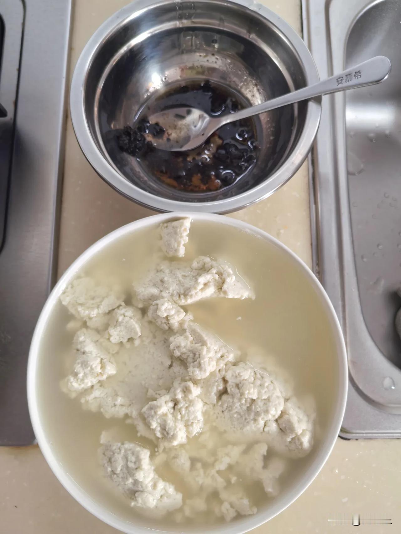 一碗豆花，暖了清晨

早晨健步走结束，路过旁边小街，热气腾腾的早餐铺子一家挨着一