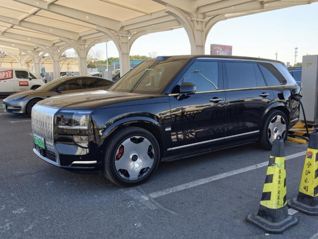 极氪9x能见度越来越高，路过这车的人没有不回头看两眼的。
真大气极氪9x ​​​