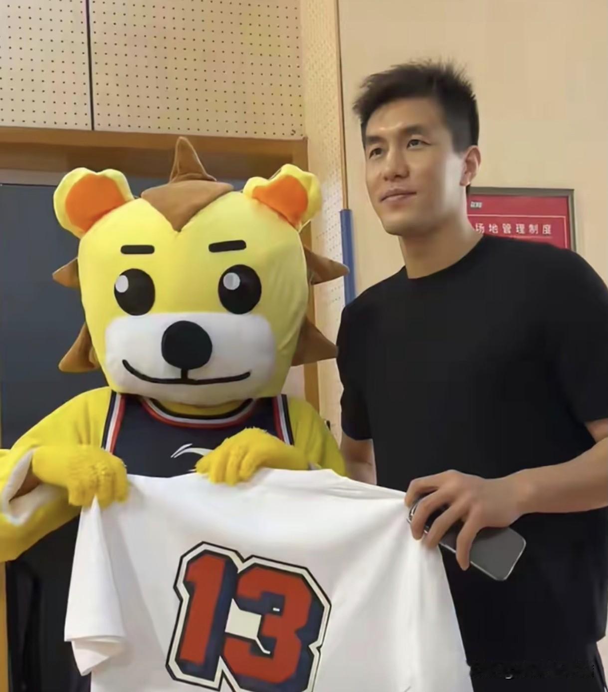 不知道为什么会有广东宏远球迷建议去签约郭艾伦[捂脸]，这对于郭艾伦和广东宏远而言