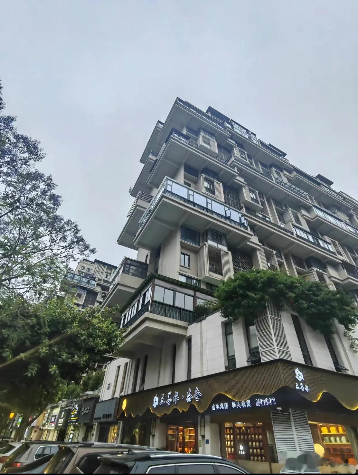 厦门看了就很想住进去的小区！
对面是松柏小学，感觉像空中花园，梦中房子。
看了下