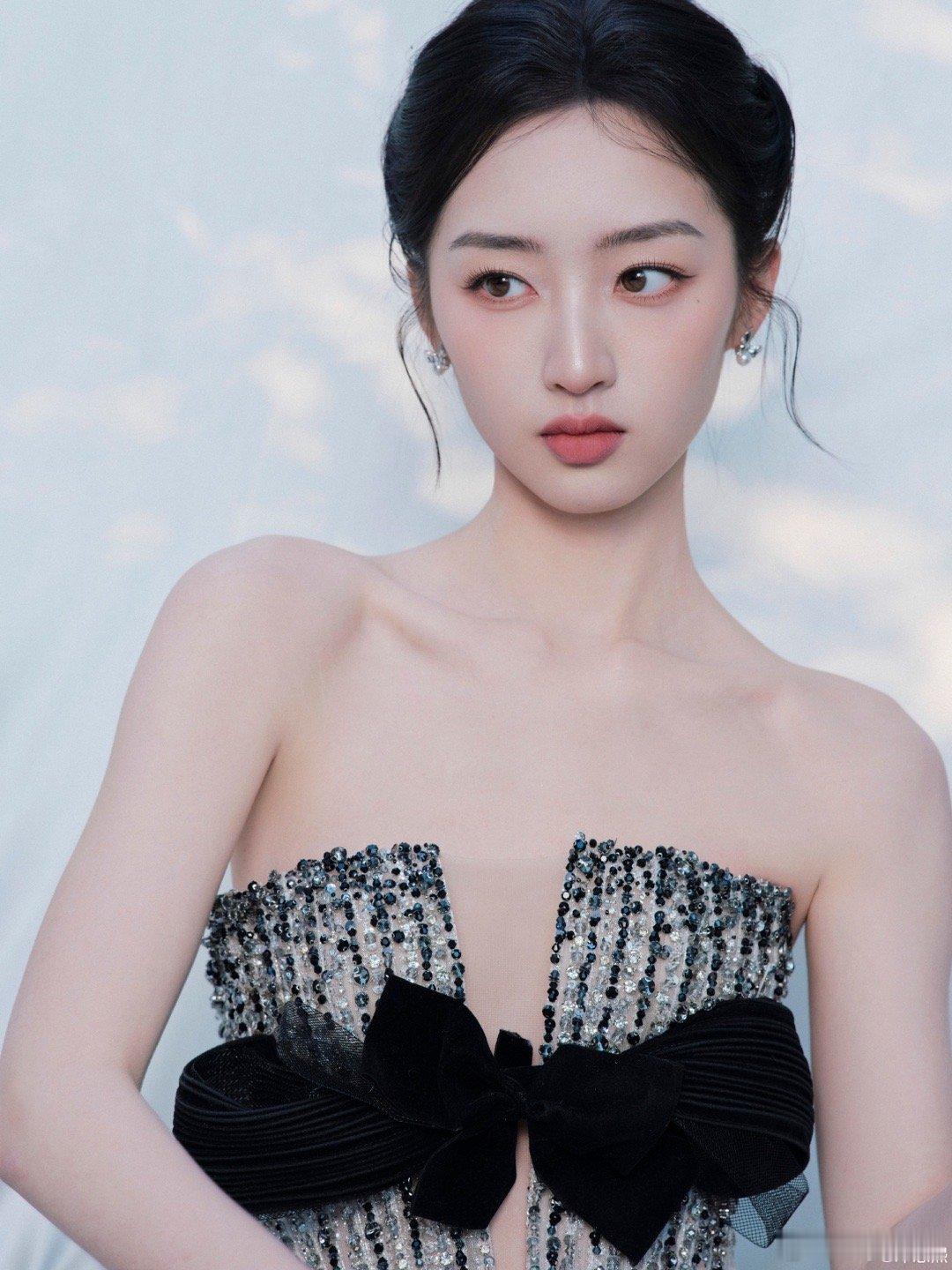 邓恩熙周雨彤 是妈妈是女儿 我的天啊看完邓恩熙的微博视界大会出图之后应该没人会不