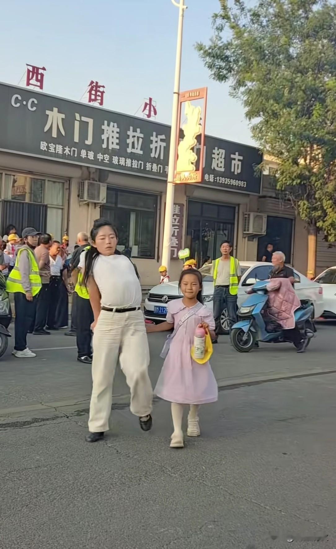 儿不嫌母丑，犬不怨家穷，这是老祖宗传下的道理。做人有三不笑：不笑他人贫苦，不笑他