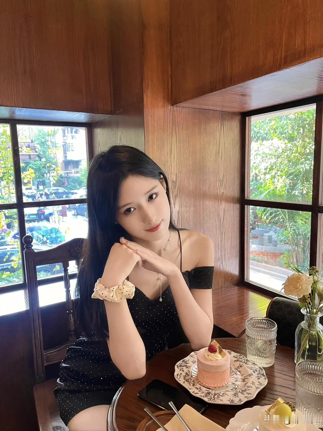 窗明几净，美人倚案。