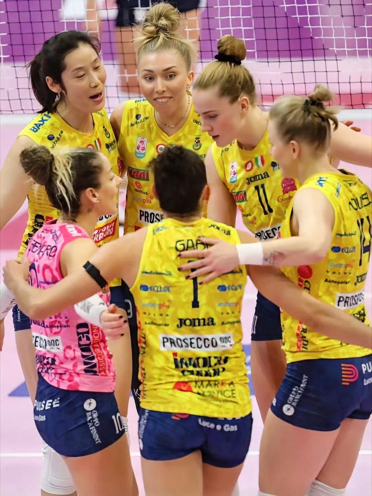 朱婷的比赛又来咯！
继续熬夜看、熬夜也必看！
…
去年首回合科内3-1、【科内主