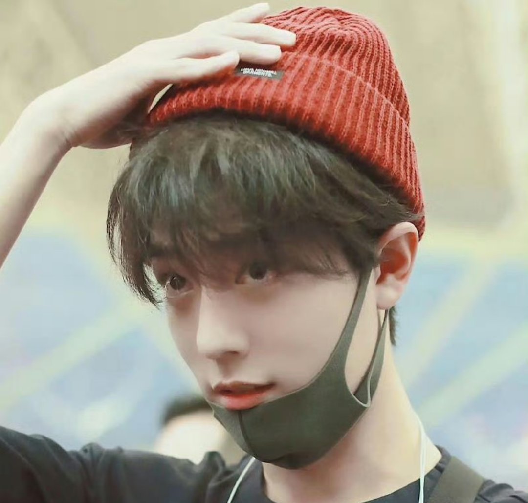 肖战帽子盖不住两个耳朵 肖战启程前往米兰时装周，机场造型引发关注。一顶黑色冷帽因