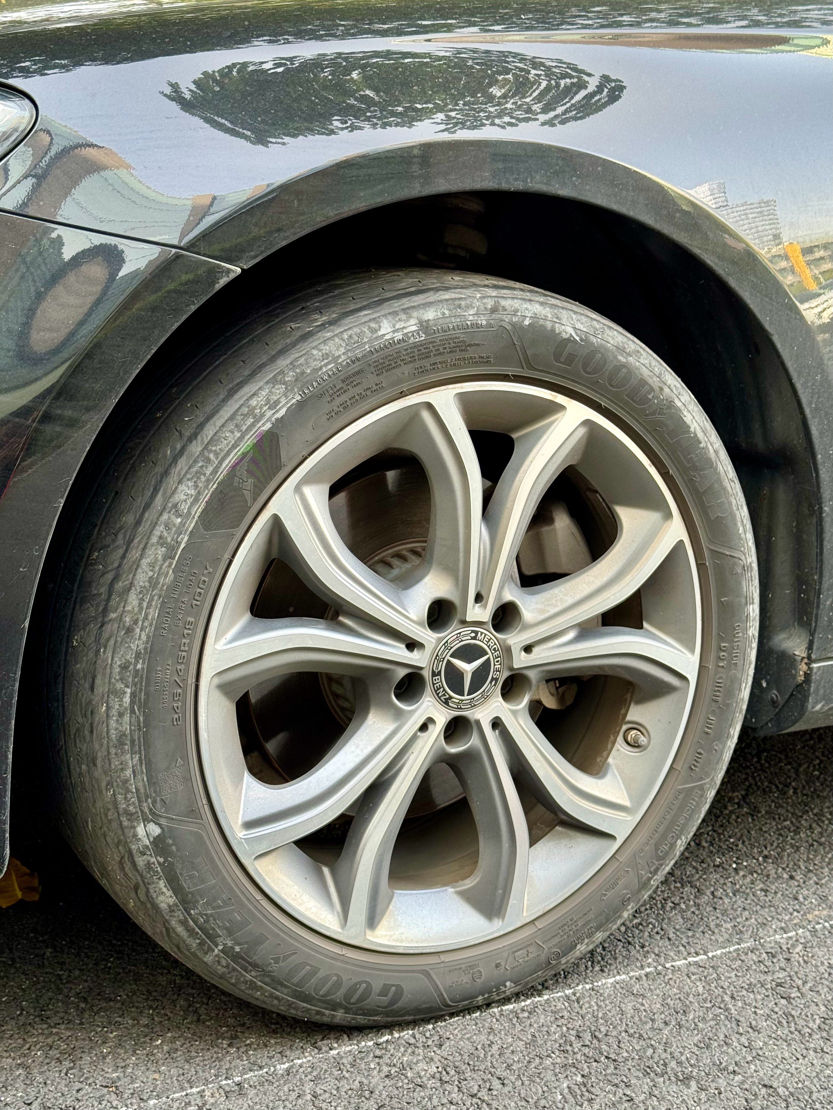 刚才停车，上边有个上代奔驰E、V213的后期款。好家伙，轮胎花纹都快磨没了，还不