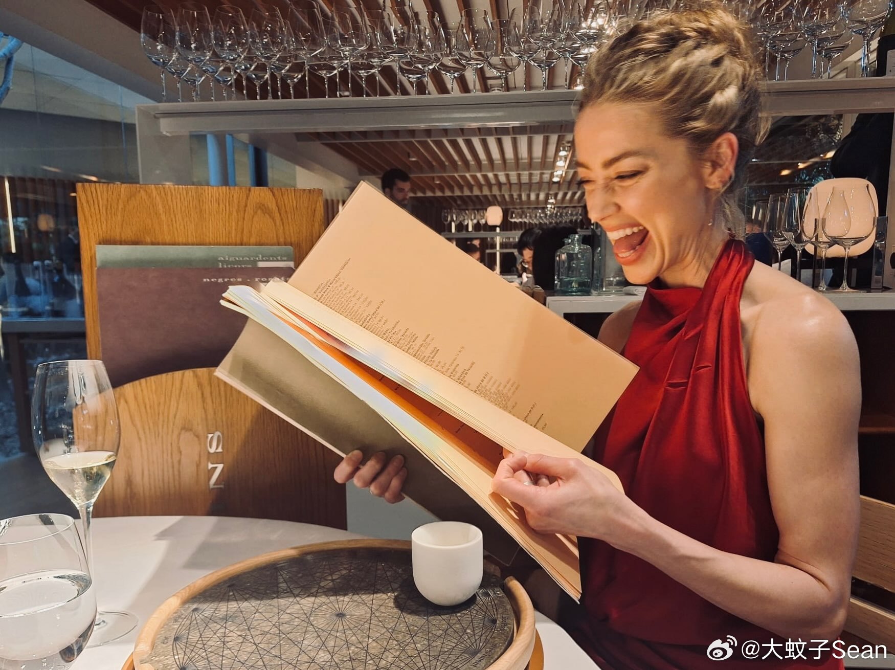 amber heard艾梅伯希尔德罕见更新私照，晒出健壮漂亮的手臂💪 ​​​