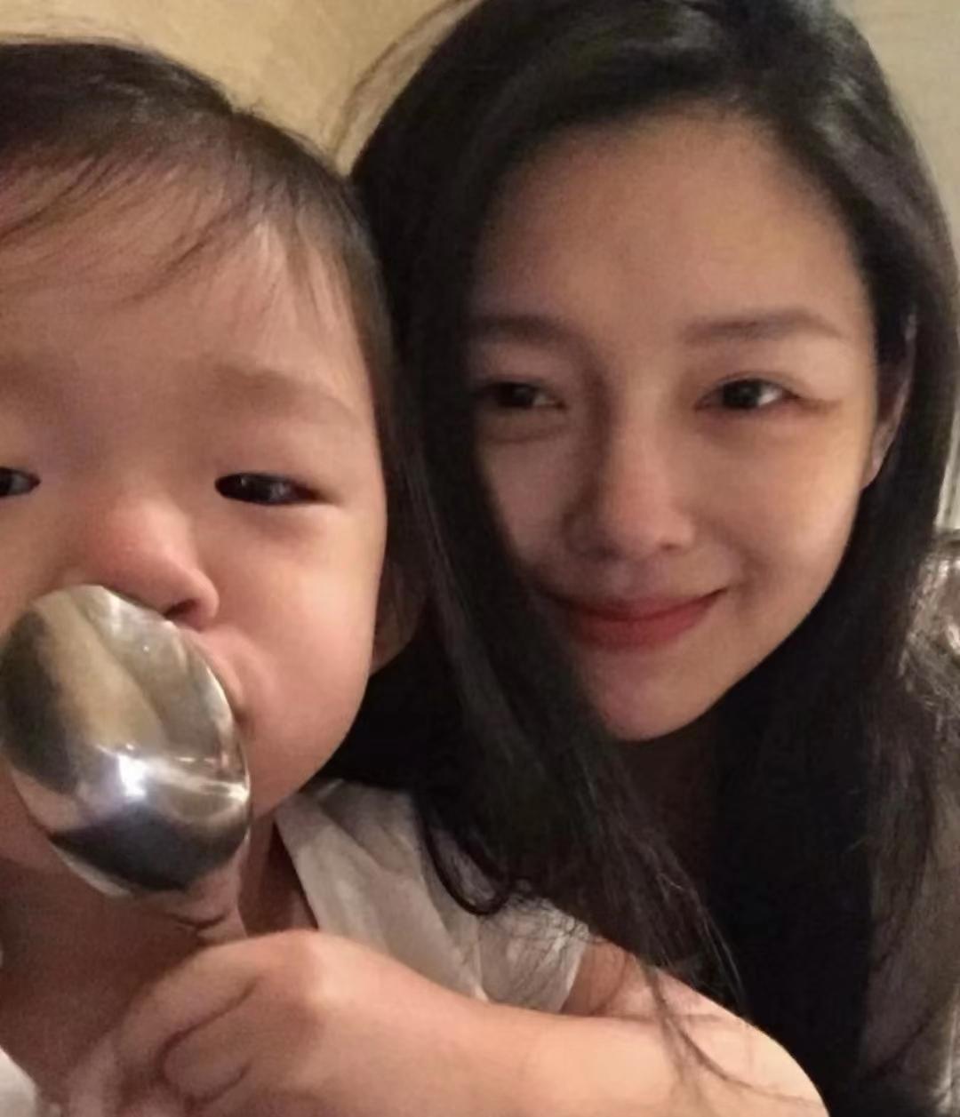 路人都不傻，也见过离婚后把孩子照顾很好的明星（有没有钱都不耽误人家用行动去爱孩子