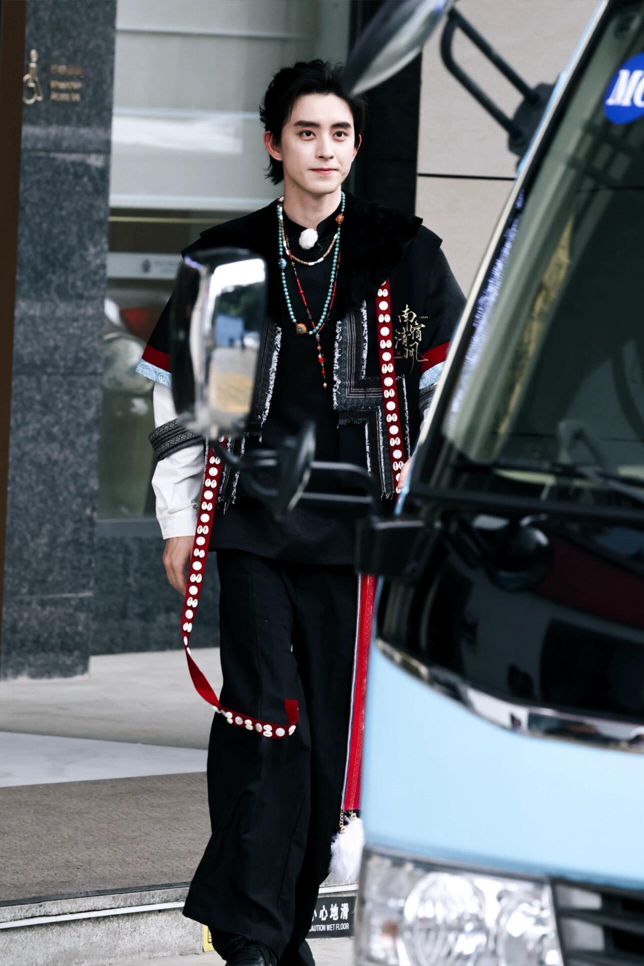 敖瑞鹏藏服造型求民族服饰捍在敖瑞鹏身上 ​​​