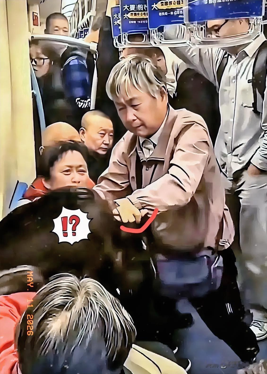 说实话，看到上海地铁那俩大妈打人的视频，我拳头都硬了。

一个白头发的死死把人家