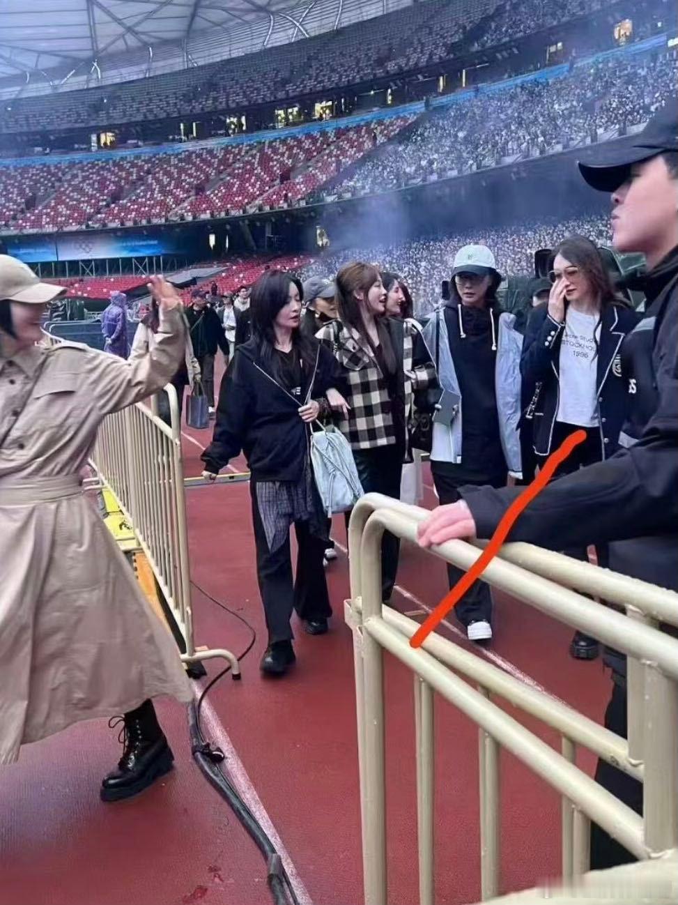 王珞丹看张杰演唱会哭了 王珞丹在演唱会现场，泪水模糊了双眼，却还目不转睛地看着舞