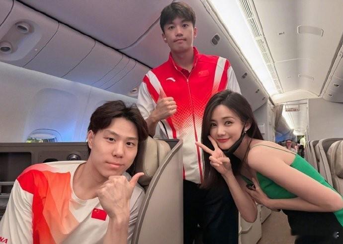 #李一桐巴黎偶遇中国游泳队##李一桐# 哇，这是什么缘分啊，竟然在巴黎偶遇了中国
