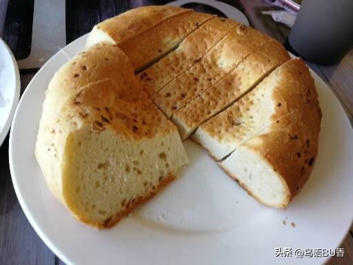 这是哈萨克族的馕，也是自己吃过的，最好吃的馕，越嚼越有味道，面粉的本味，散发着一