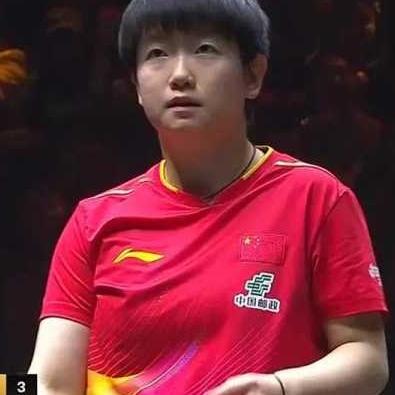 你能想象吗？一个小女孩做梦都在扯着嗓子喊“孙颖莎加油”，这画面简直暖到心窝里去了