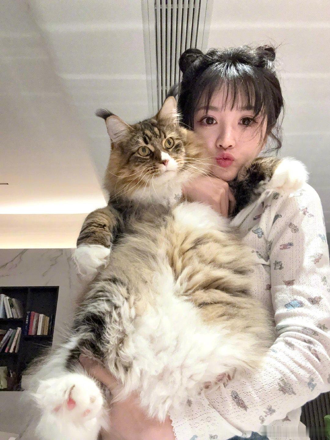 田曦薇素颜好鲜活的生命力田曦薇闭眼笑好像猫咪表情包 小田就是萌萌小猫！ 