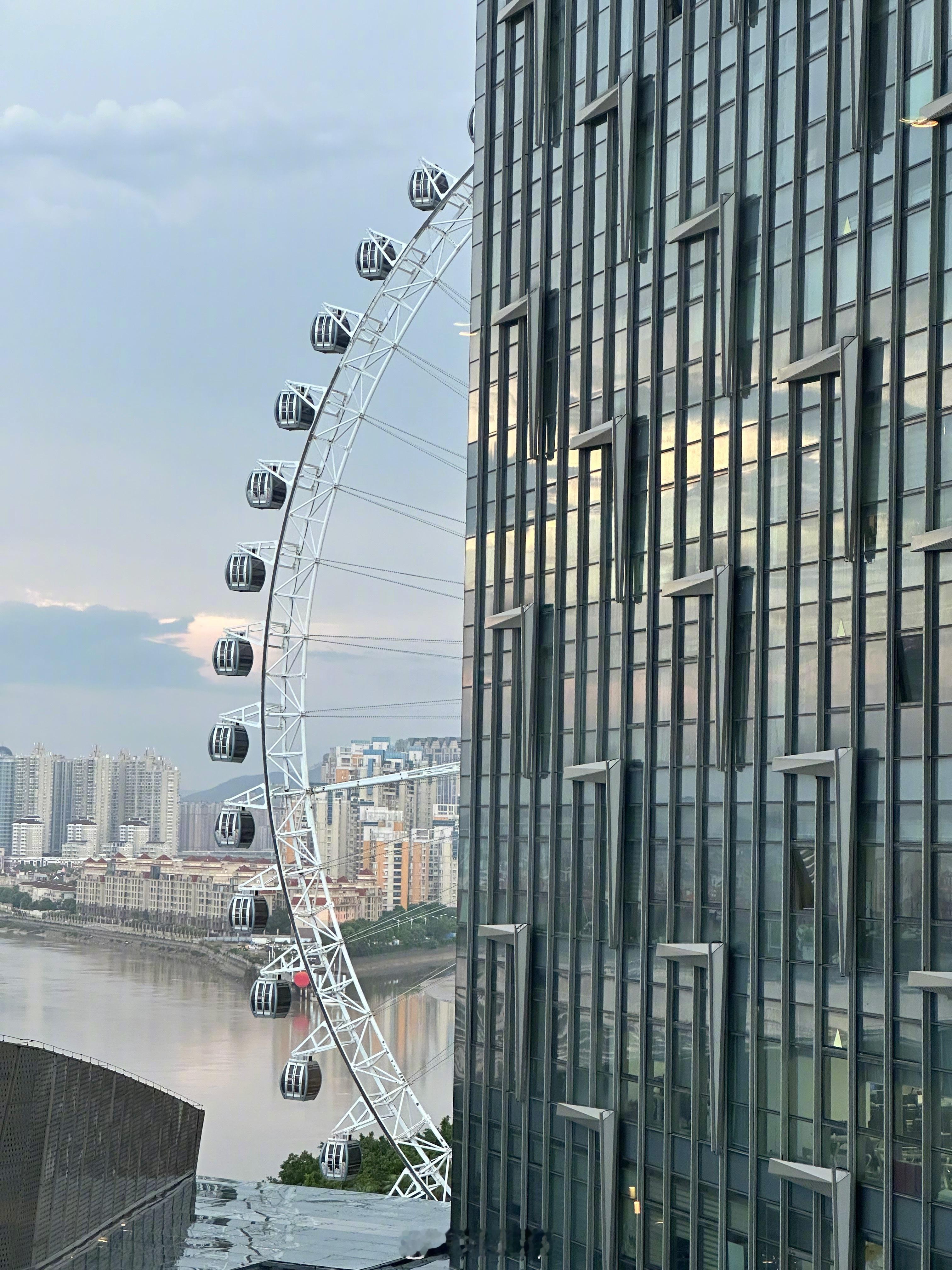 到酒店了，洗个澡一身鱼腥味儿[笑cry][笑cry]  ​​​