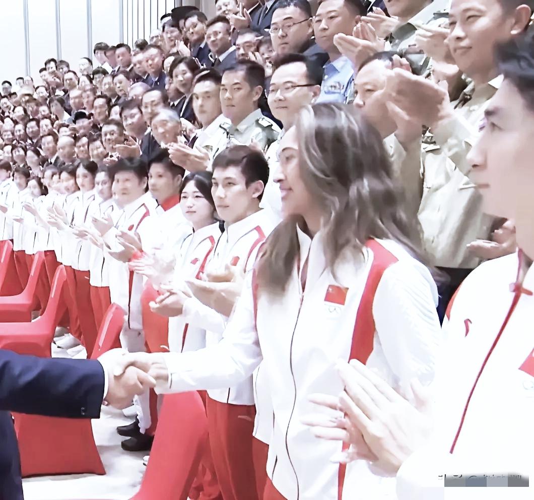 昨日接见运动员，首握郑钦文，这份荣誉弥足珍贵！
 
虽因伤病暂列二十名后，但中国