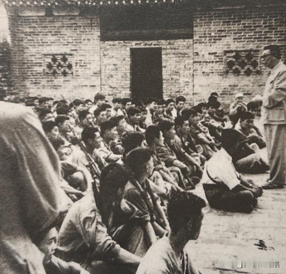 1965年，时任中国人民解放军工程兵司令员陈士榘将军，在北京南苑机场为即将奔赴越