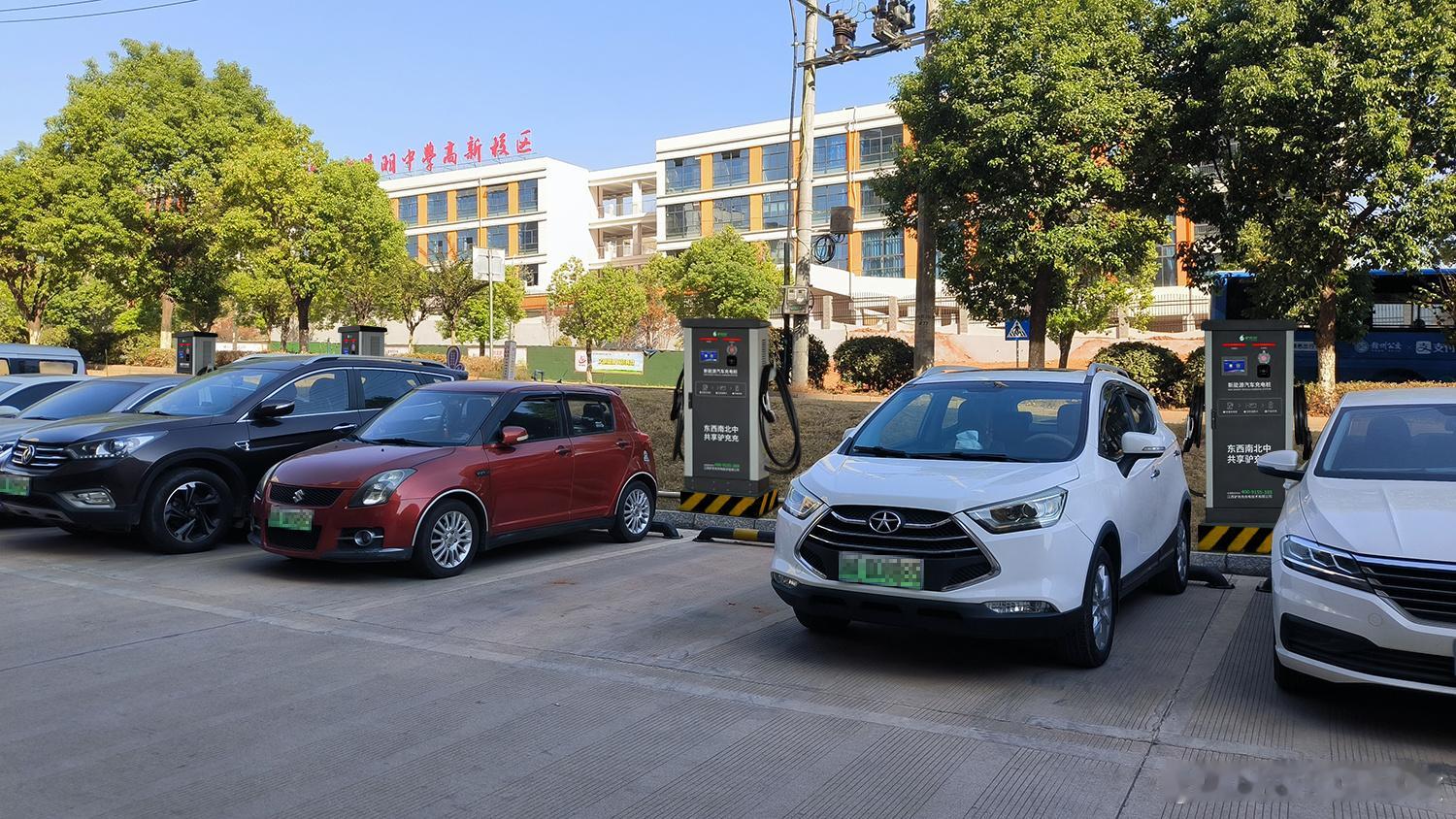 驴充充：一家新能源企业的温度与坚守！在赣江之畔的工业园区，清晨的薄雾还未散尽，驴