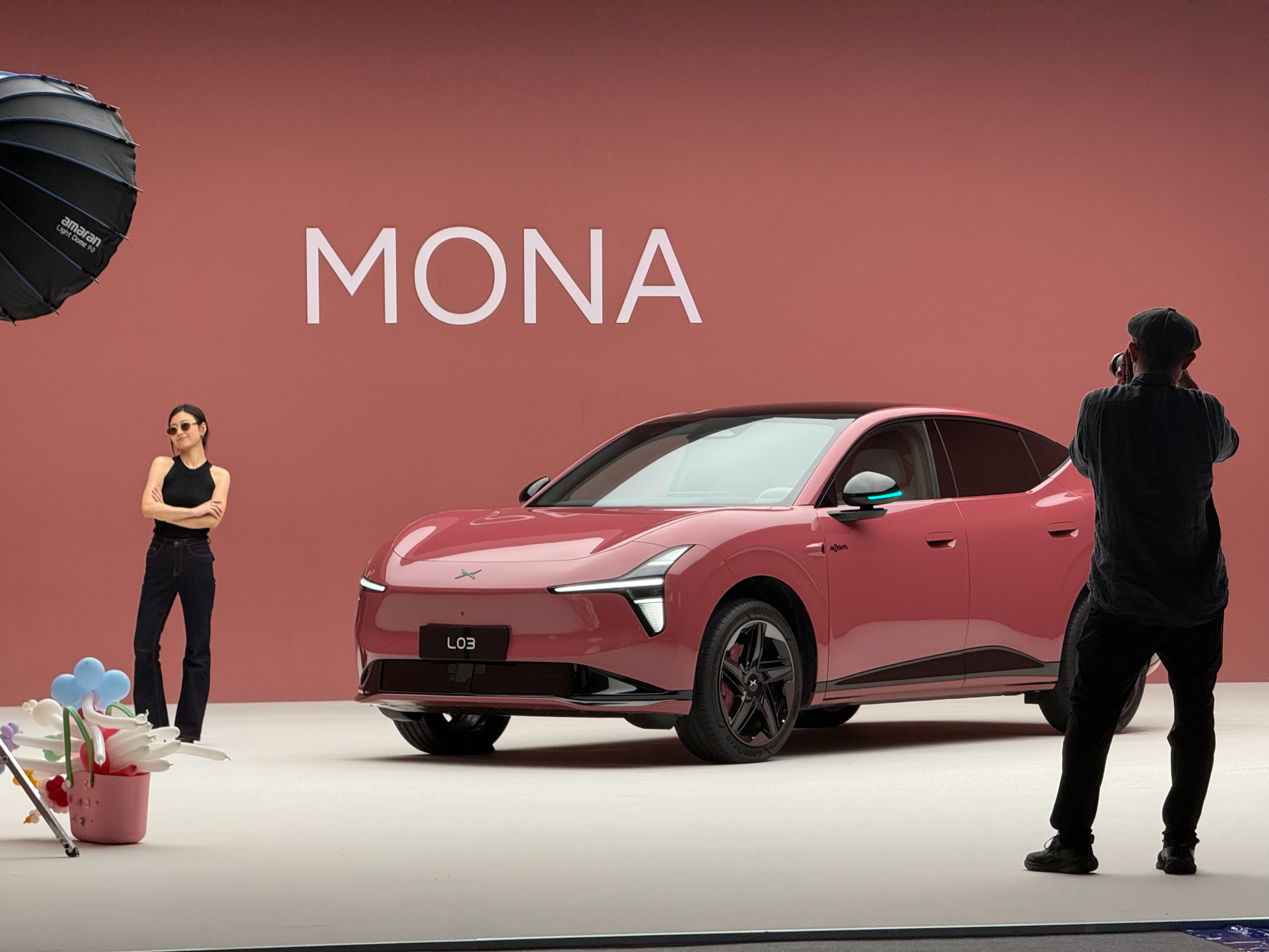 小鹏MONA L03真贴合年轻人，我司的00后全员对这车好感度拉满！这个颜值是真