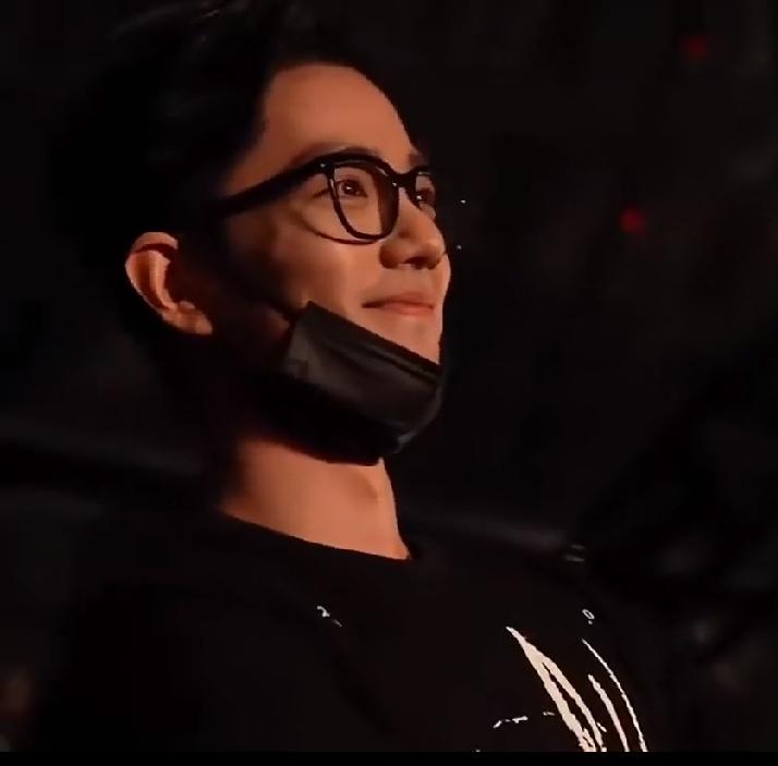 今天刷到肖战去看李宇春演唱会的视频，瞬间勾起回忆。回想早年，还是新人的肖战怀揣音