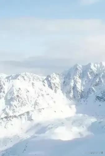雪域高原，风景如画。在闲暇时光里，我总是喜欢凭窗而立，静坐无言。我仿佛是一座山，