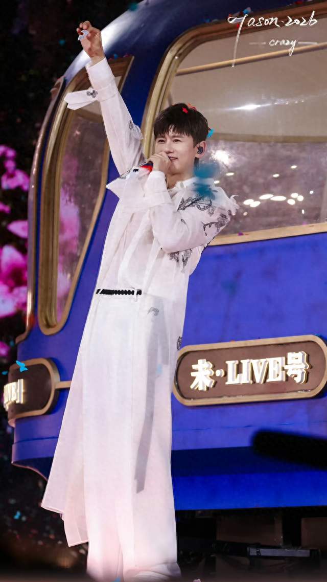 全场都在等张杰唱歌，三个女儿先把舞台“抢”了