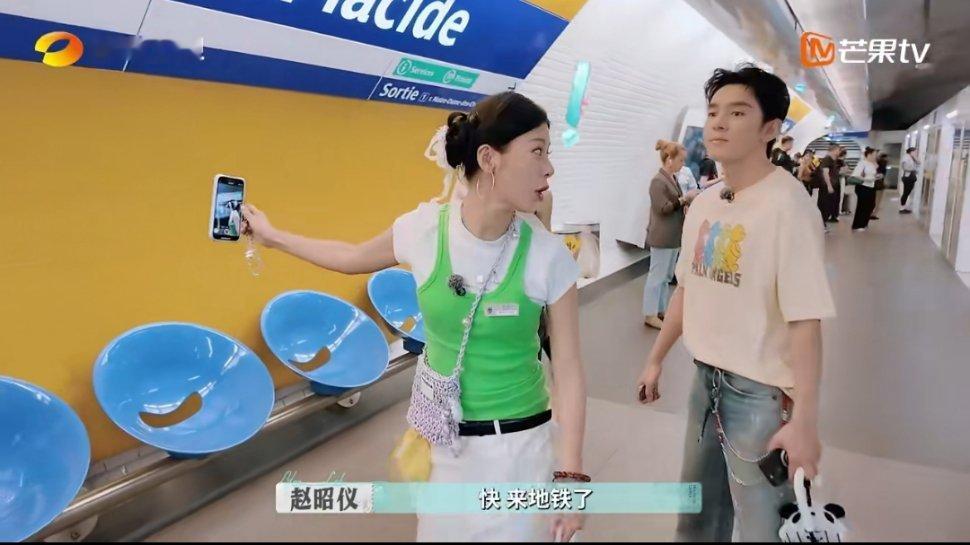赵昭仪随地指挥李佳琦张予曦赵昭仪宣传总监上线，指挥李佳琦、张予曦转圈圈拍摄。俩人