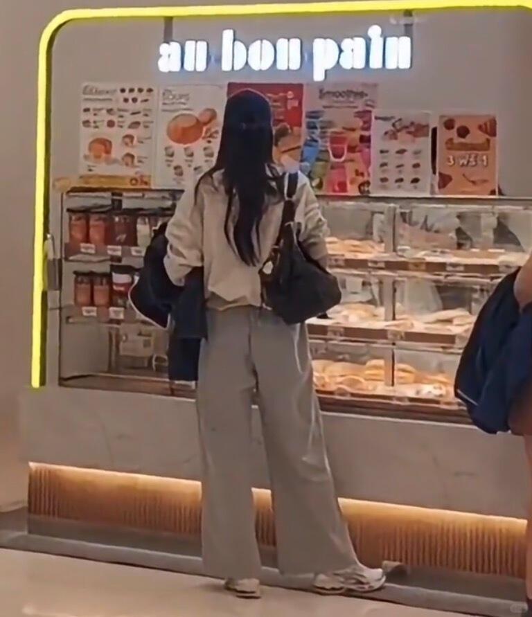 哐啷啷被偶遇的途中不是在吃就是在吃的路上