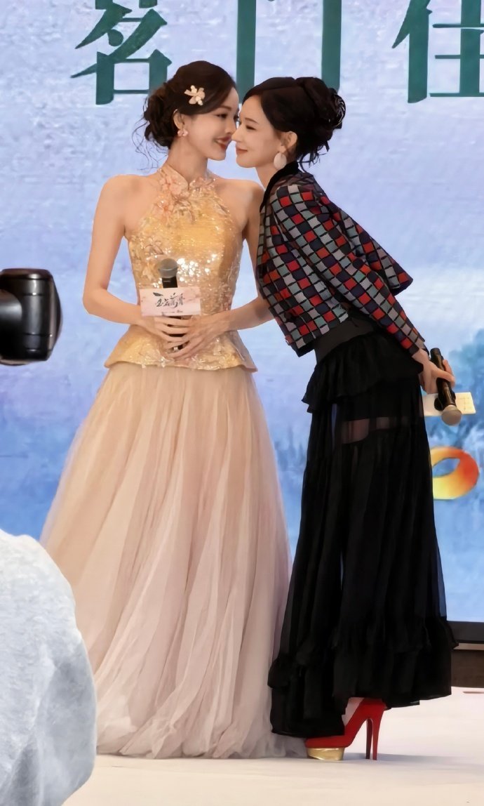 娜扎程潇贴贴娜扎程潇美女贴贴对我眼睛特别好的两个美女贴贴 