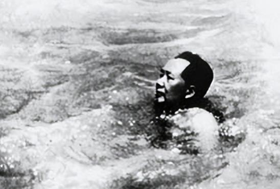 1957年的夏天，青岛迎宾馆里气氛有些紧张。毛主席病了，高烧将近39度，西药吃了