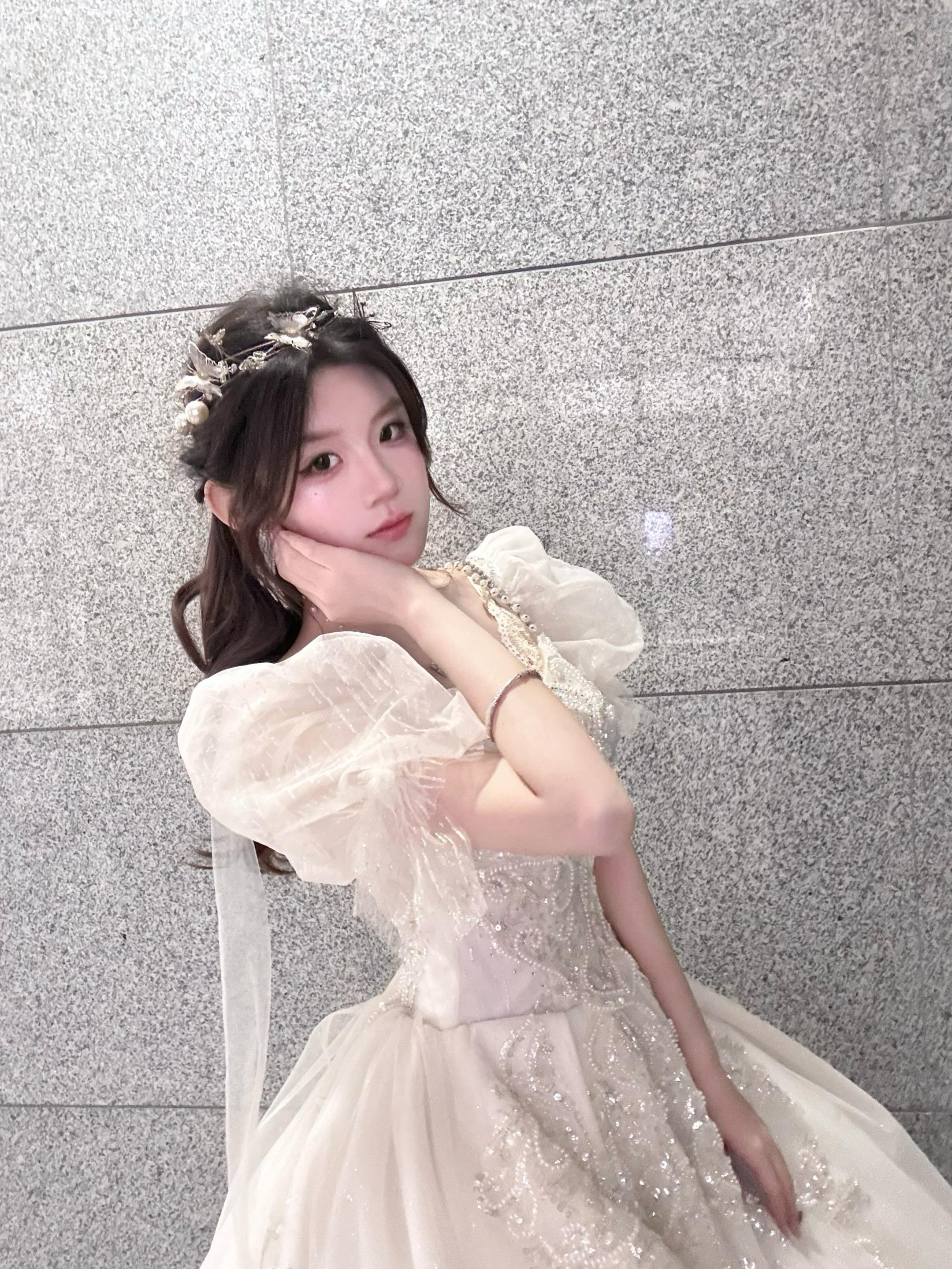 “我就说我穿婚纱肯定很漂亮吧～”