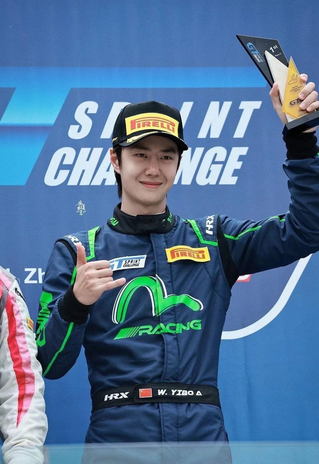 王一博厉害呀！
85号赛车手：一手奖杯🏆一手香槟的庆祝。

这家伙下个目的地是