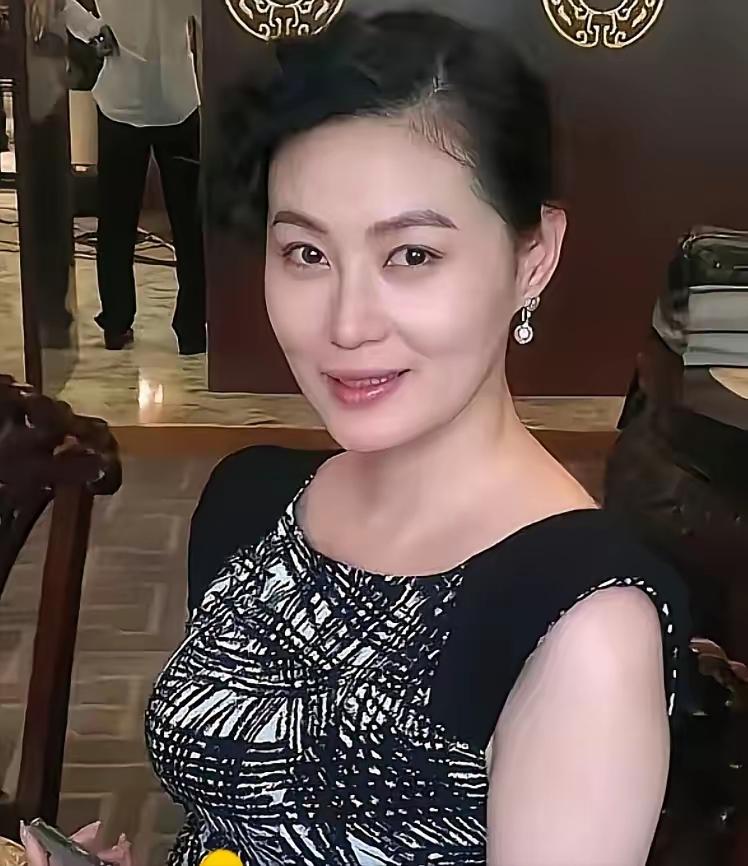 一次节目中，主持人问王思懿：“你演潘金莲的时候，你老公一点也不吃醋吗？”王思懿摇