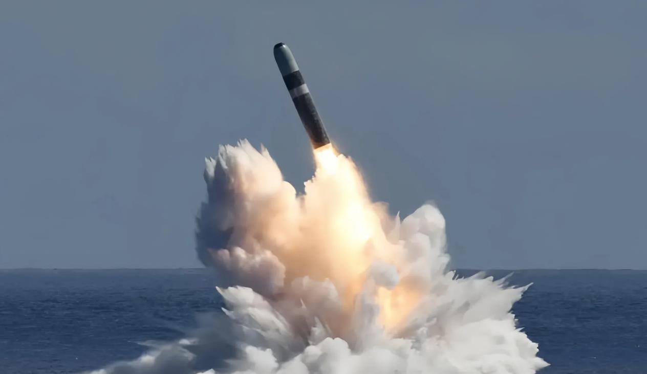 美国连射四枚核导弹到底想干什么？自9月17日至21日，美海军在佛罗里达州附近海域