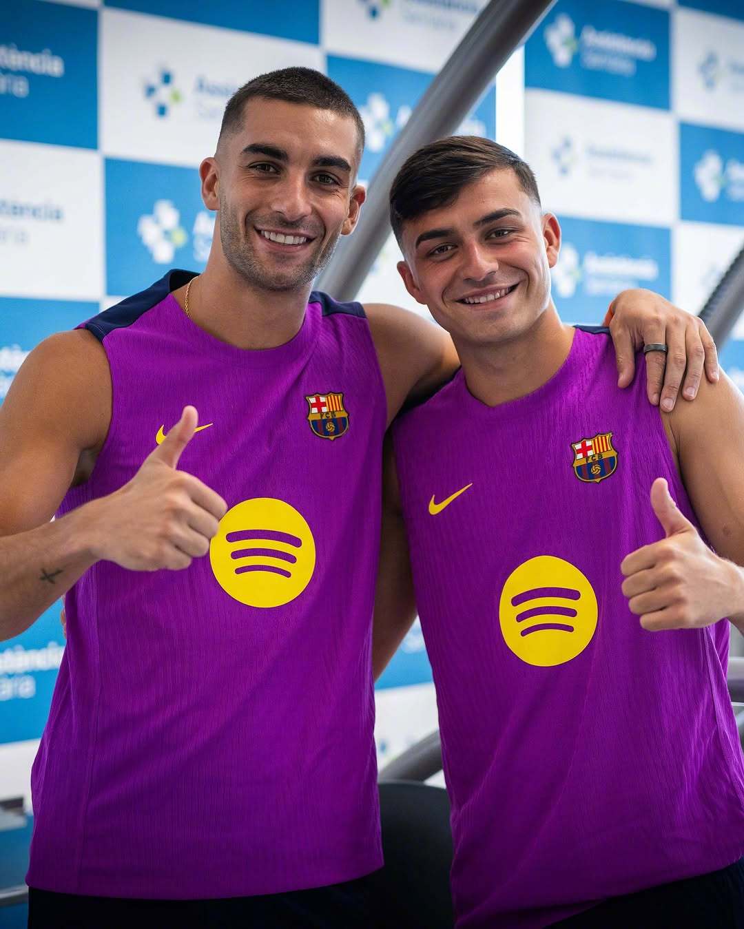 巴萨男模拍照通用手势：👍巴萨[超话] 🔴🔵 ForçaBarça ​​​