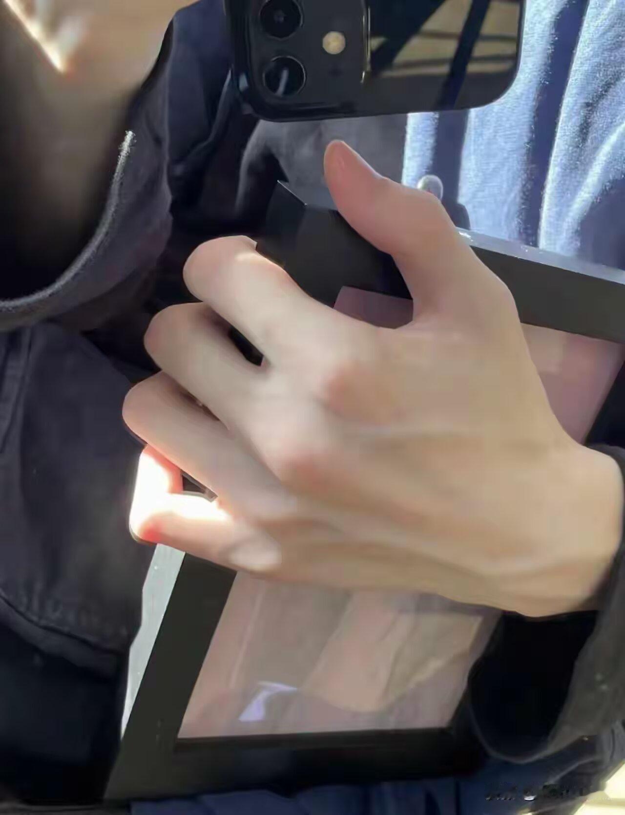 很滋养的一段话：

"生活里没有怨气的女人特别值得尊敬，一个对往事绝口不提的女子