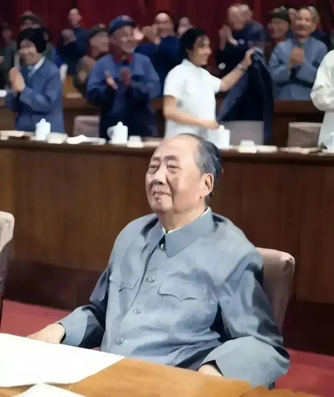 🙏请停留几秒，为伟人点个赞送朵花💐
《毛主席大会堂光辉》
在1973年的夜晚