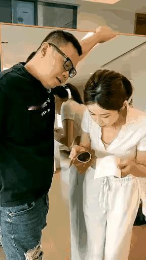 美女临镜贴膏药
人走膏药镜上撩
三番两次来救市
只见良方不见效
试问圣医何处在