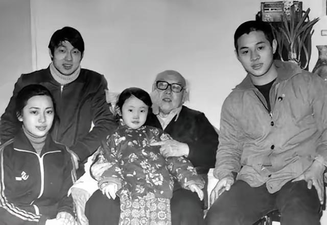 1928年，国画大师李苦禅，与师妹凌嵋琳成婚。不料，6年后，凌嵋琳竟在李苦禅不知