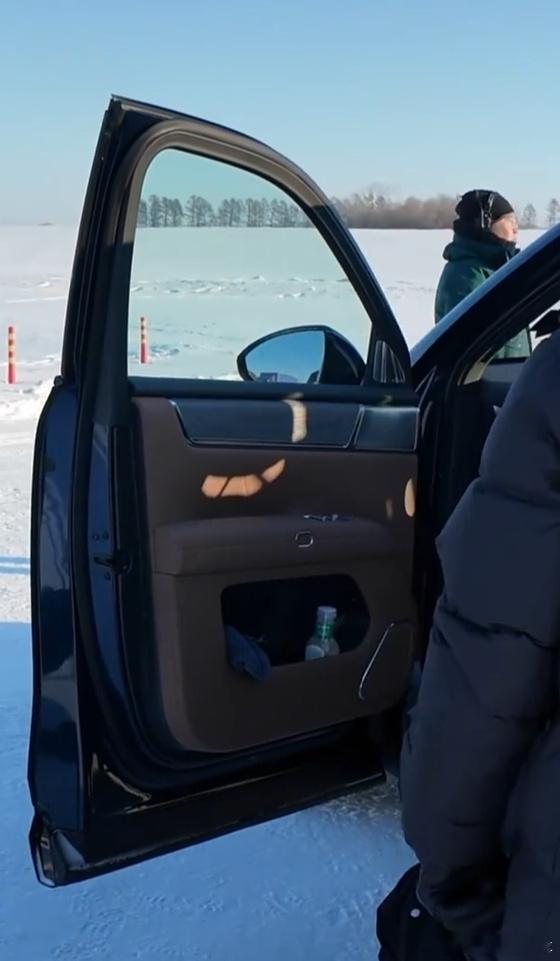 华境 S 这个棕色内饰看着还不错，产品定义客群是35-50岁的家庭用户，华为乾崑