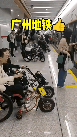 现在坐地铁都卷到这种程度了，为了能够坐到地铁上，年轻人都学会自己带座儿？无论怎么