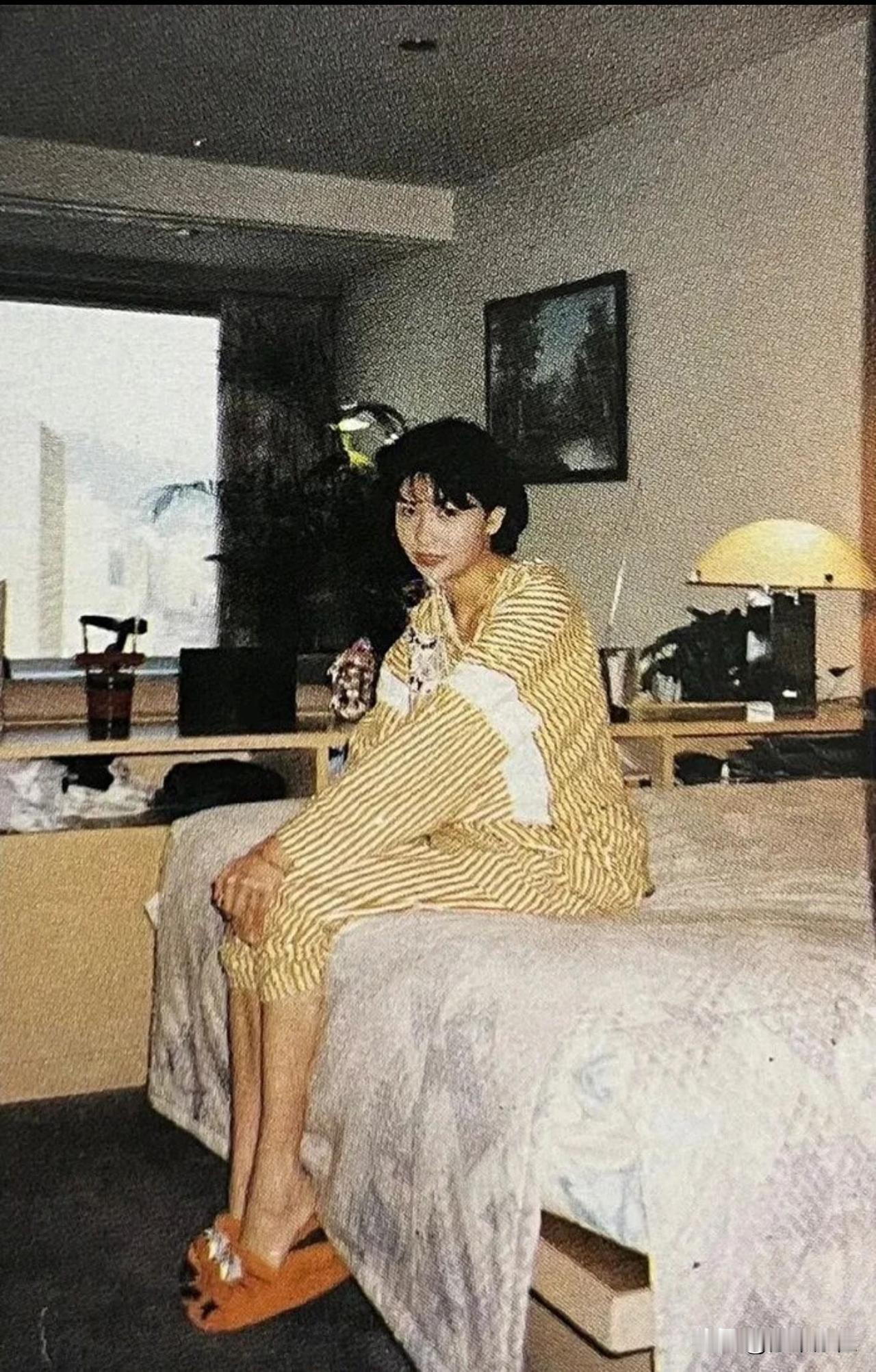老照片欣赏：  摄于1993年，香港《东周刊》记者上门探访邱淑贞当时居住的香港公