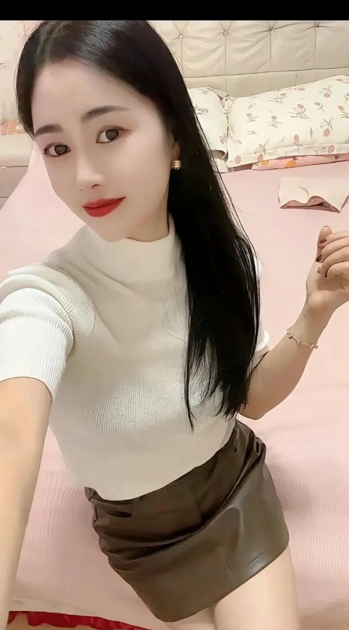 轻纱素衣秀，玉颜含笑娇。#红颜美女风彩# #清纯一笑薄红颜# #谁家玉女俏容颜#