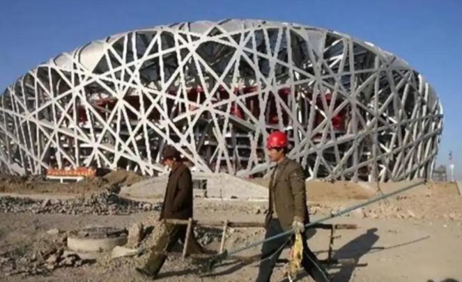 鸟巢要拆？北京北中轴延长线上，一座用4万多吨钢材织成的巨型“鸟巢”，每年光“养”