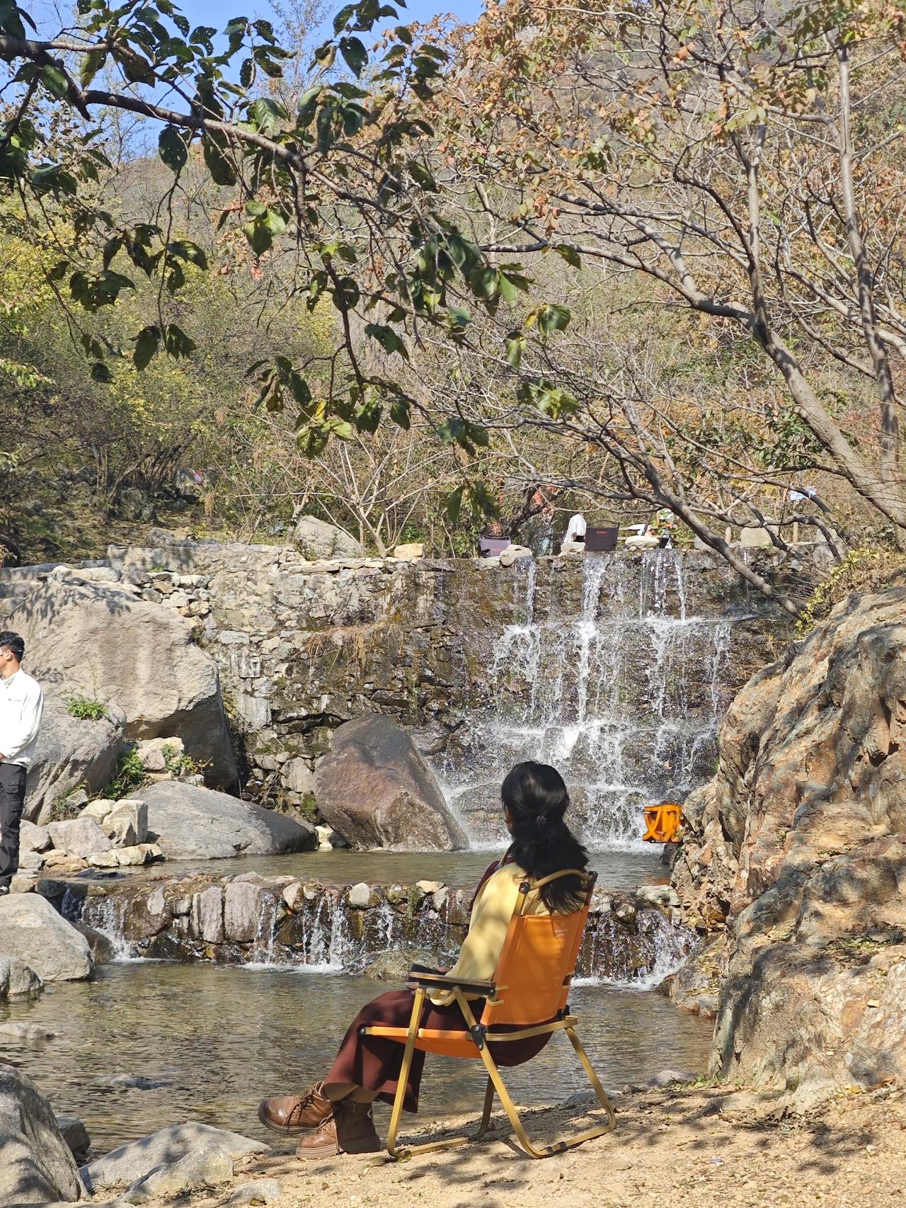 七绝•秋与冬
方方（山东）



高树残枝打叶轻。
溪流如鼓一声声。
秋娘心事为