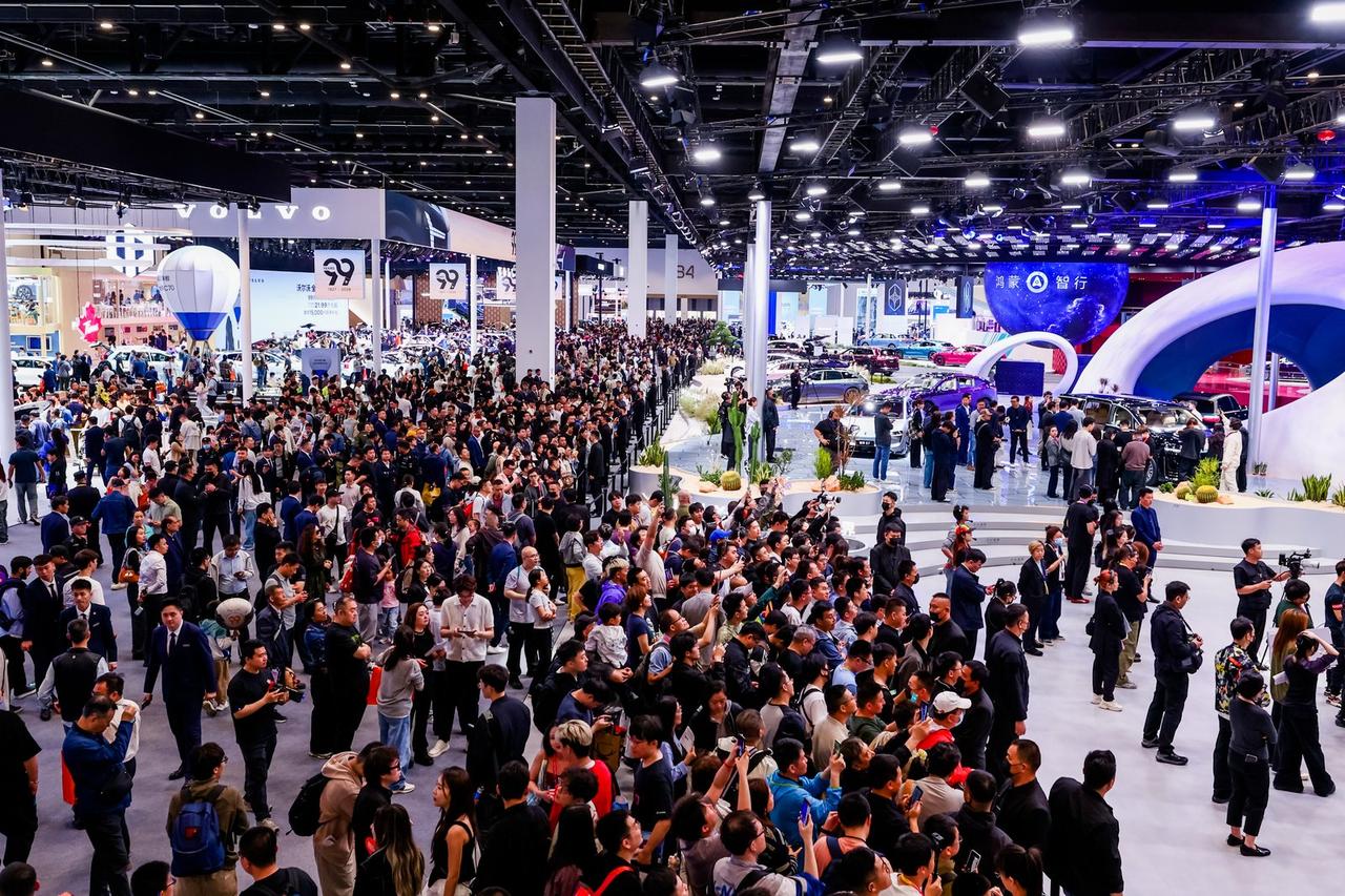 鸿蒙智行能够在此次北京车展上大放异彩，这背后的意义不止是一个品牌的成功，更是中国