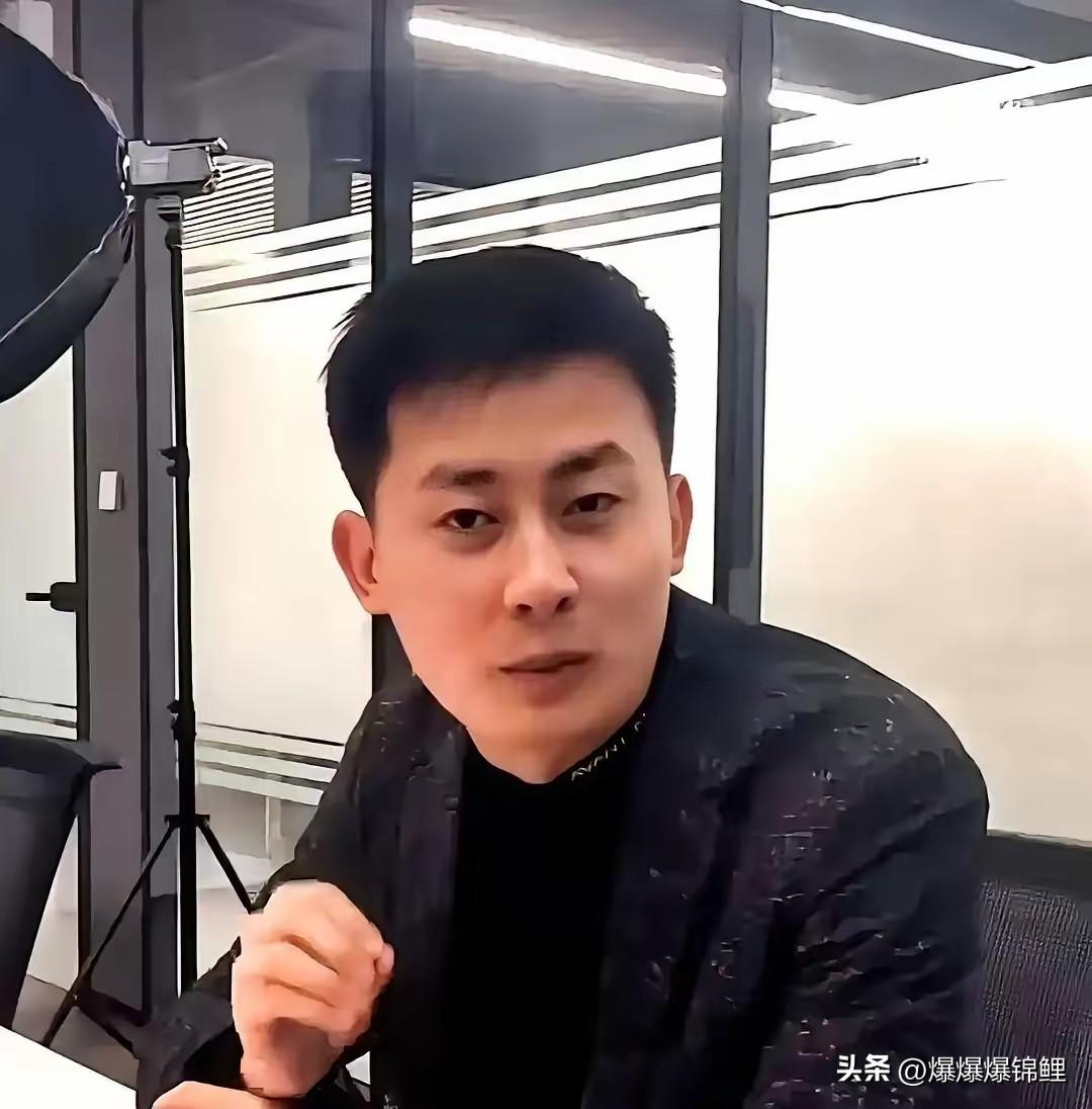 刷到峰学未来的直播间，在线人数居然不到3万，弹幕满屏都是“退钱”、“没意思”。张