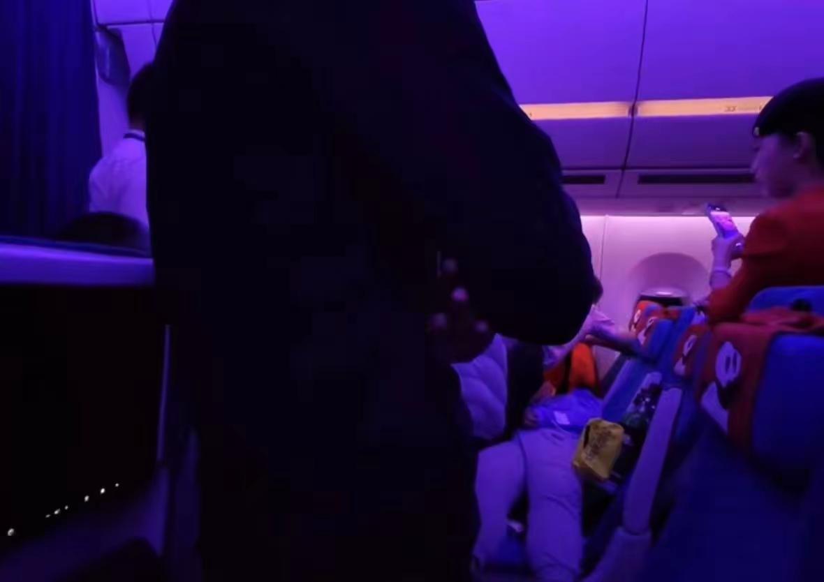 万米高空突发急症！川航航班凌晨紧急备降济南，全力救助癫痫旅客
 
空中航程，生命